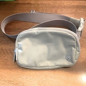 Lululemon Everywhere Belt Bag 1L - Silver Drop